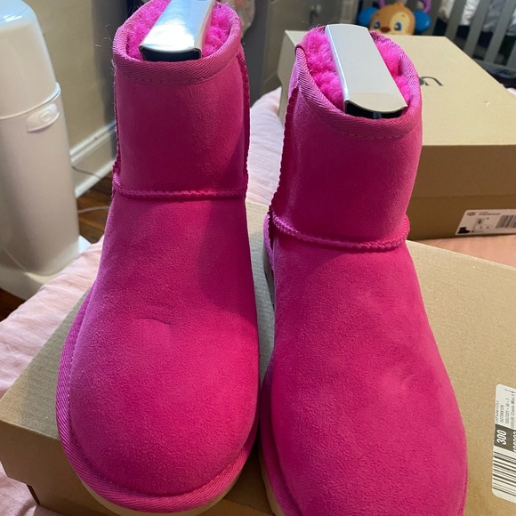 Hot pink shorts uggs - Picture 3 of 4